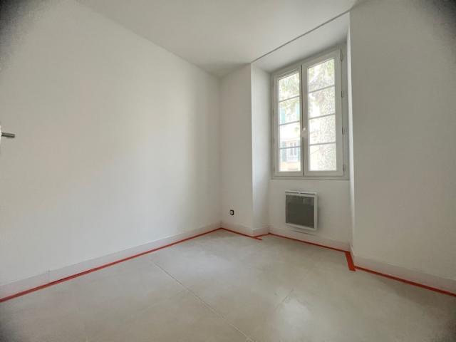 APPARTEMENT TROIS PIÈCES - VILLAGE DE LEVENS - REFAIT À NEUF 