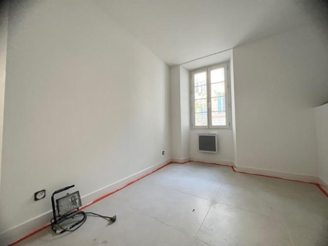APPARTEMENT TROIS PIÈCES - VILLAGE DE LEVENS - REFAIT À NEUF 