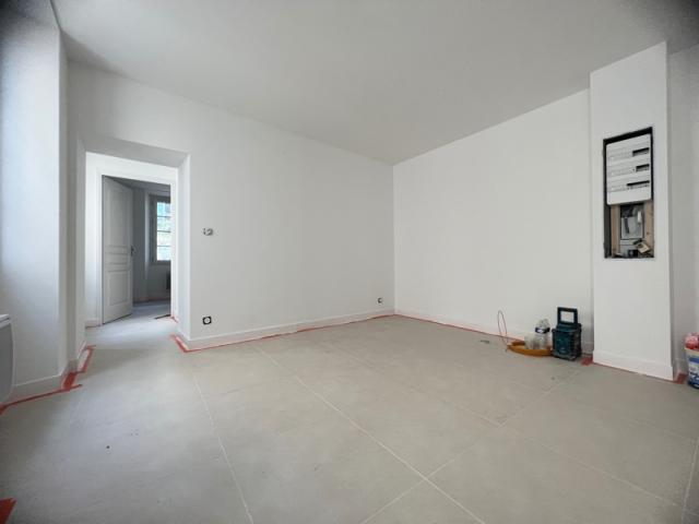 APPARTEMENT TROIS PIÈCES - VILLAGE DE LEVENS - REFAIT À NEUF 