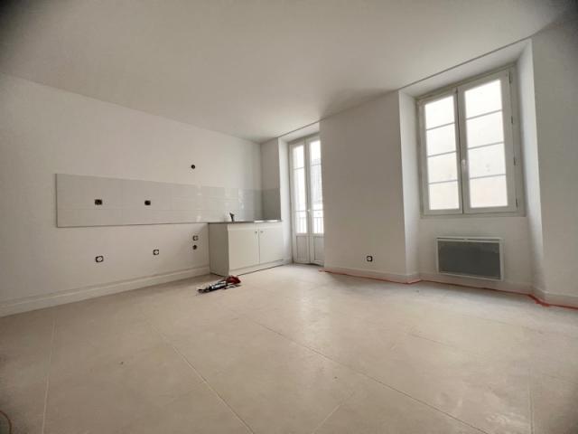 APPARTEMENT TROIS PIÈCES - VILLAGE DE LEVENS - REFAIT À NEUF 