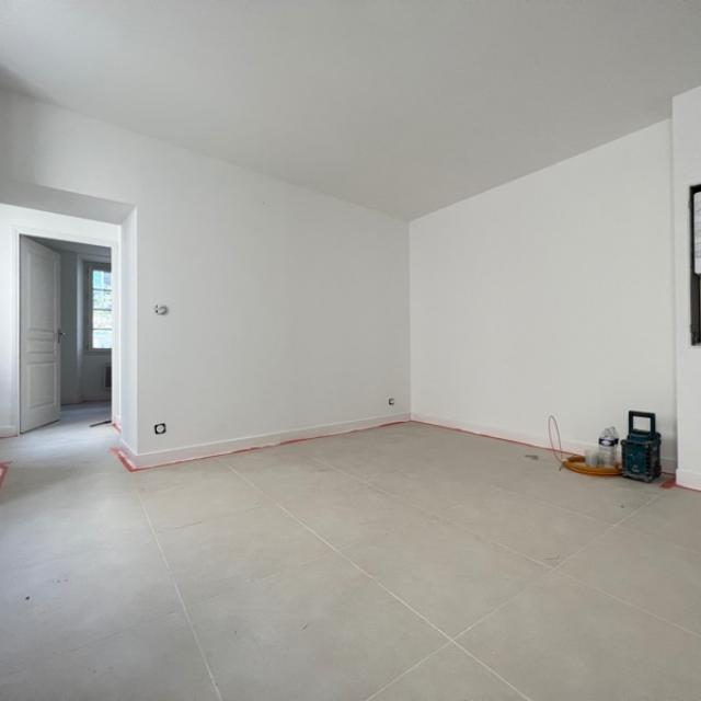 APPARTEMENT TROIS PIÈCES - VILLAGE DE LEVENS - REFAIT À NEUF 